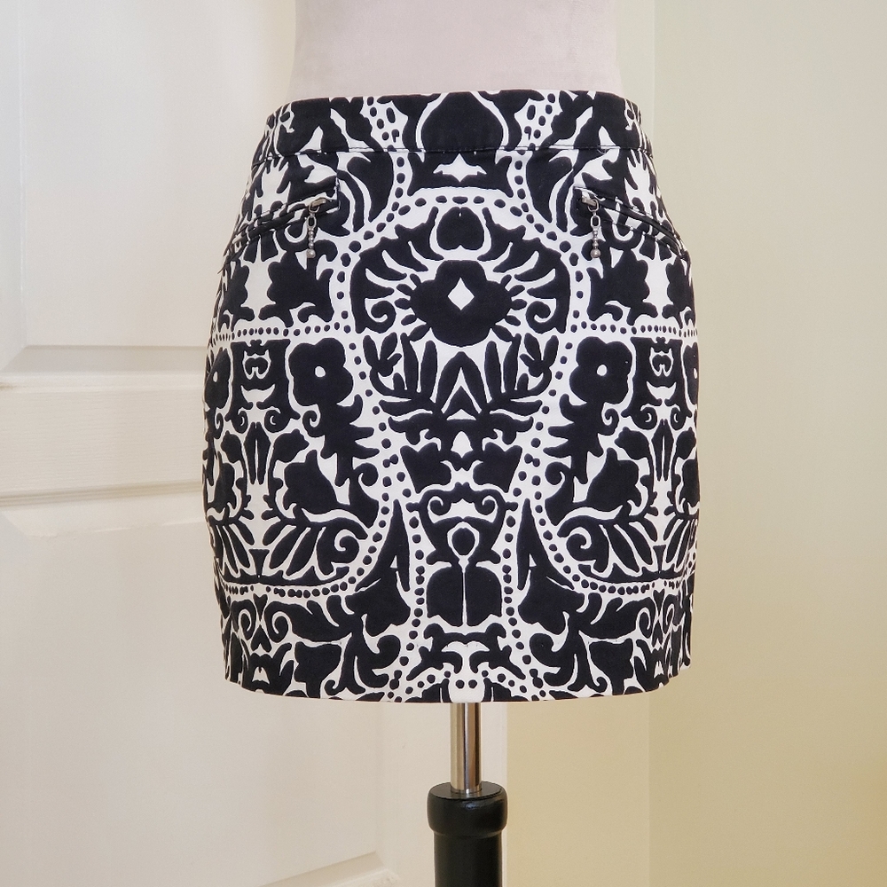 H&M Women's mini Skirt, size 6 color Black/White floral pattern.